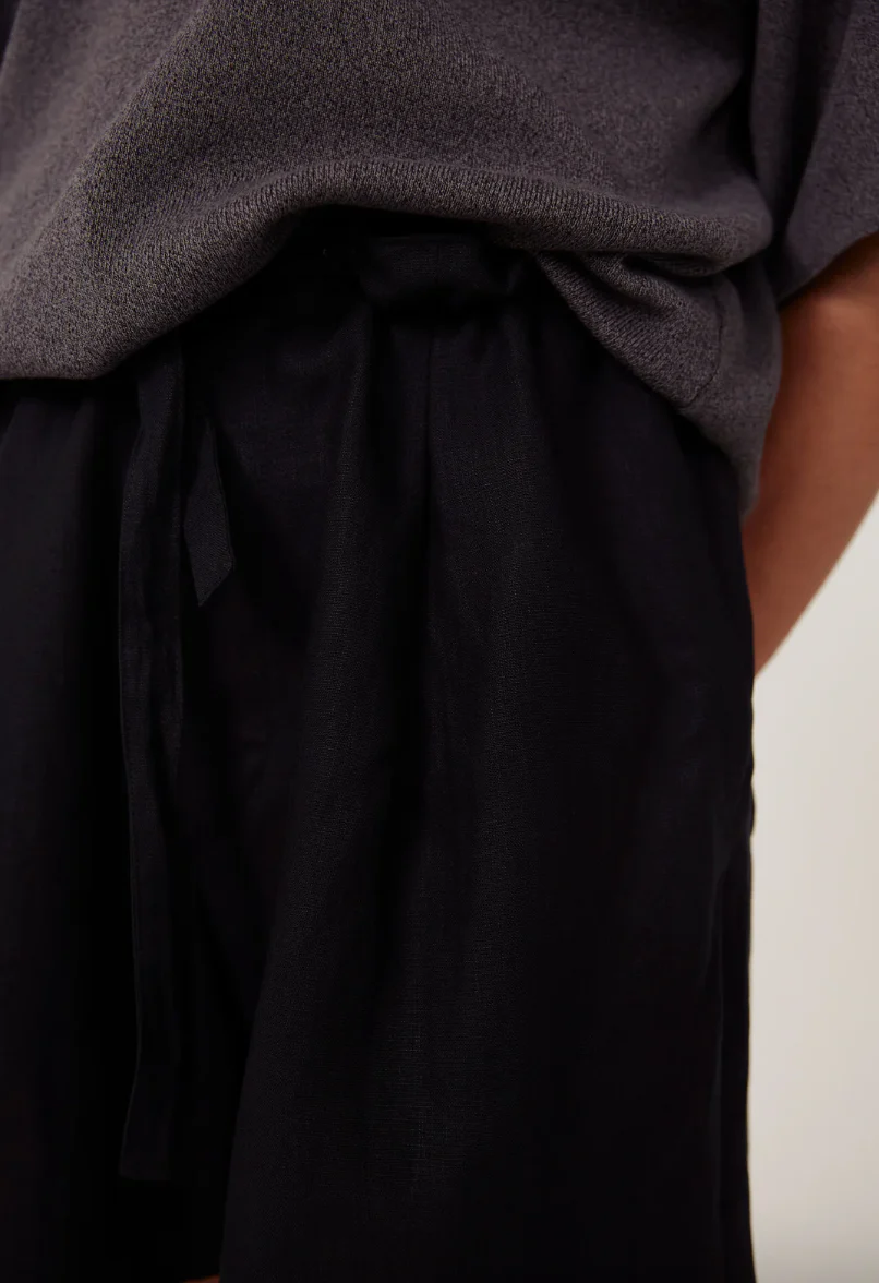 Drawstring Washed Linen Short in Black - Image 4