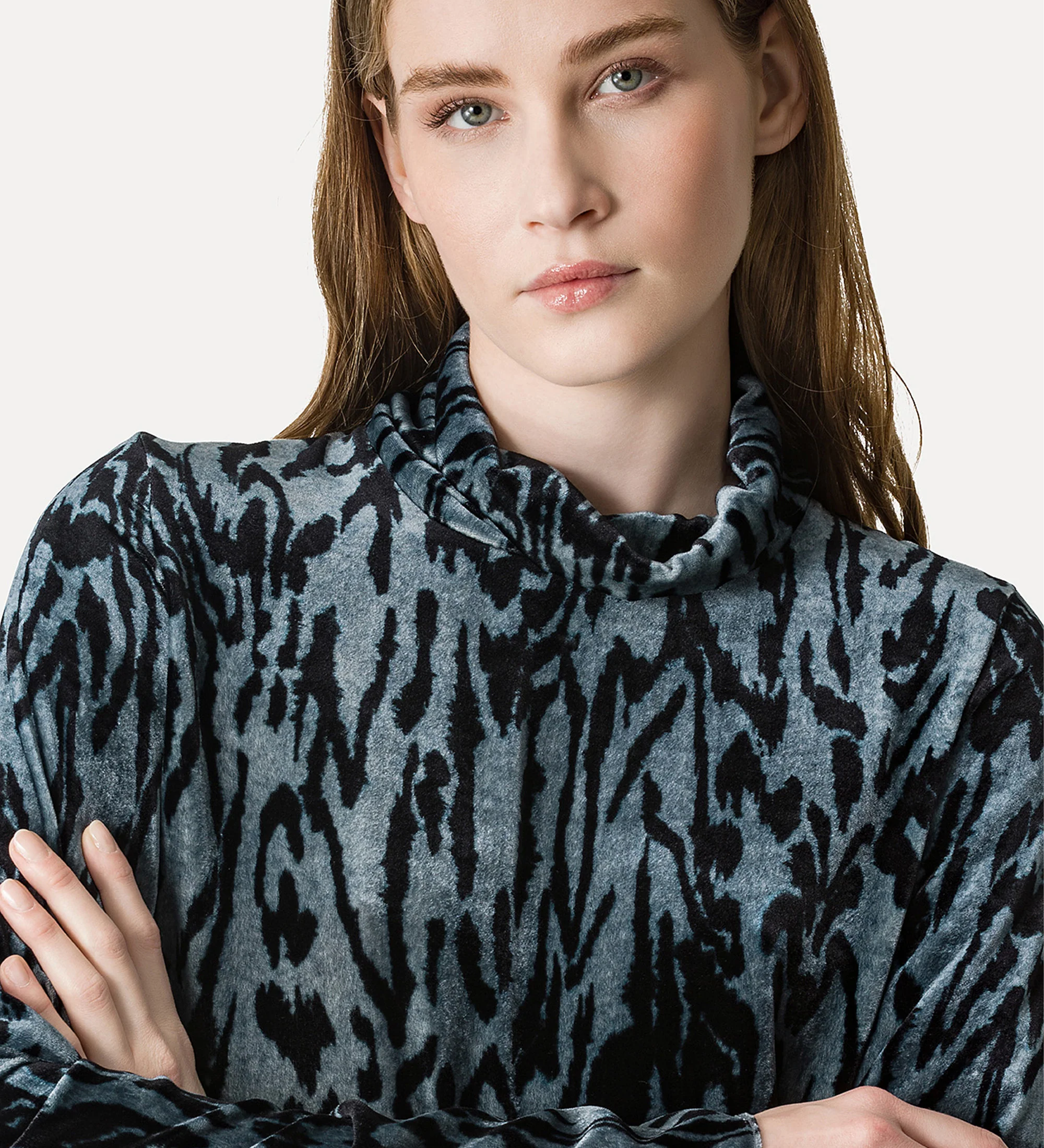 "Moiree" Print Velvet Turtleneck Shirt - Image 3